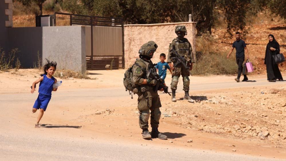 Israeli Settlers Besiege Palestinian Homes in Qusra, Army Forces Families to Leave