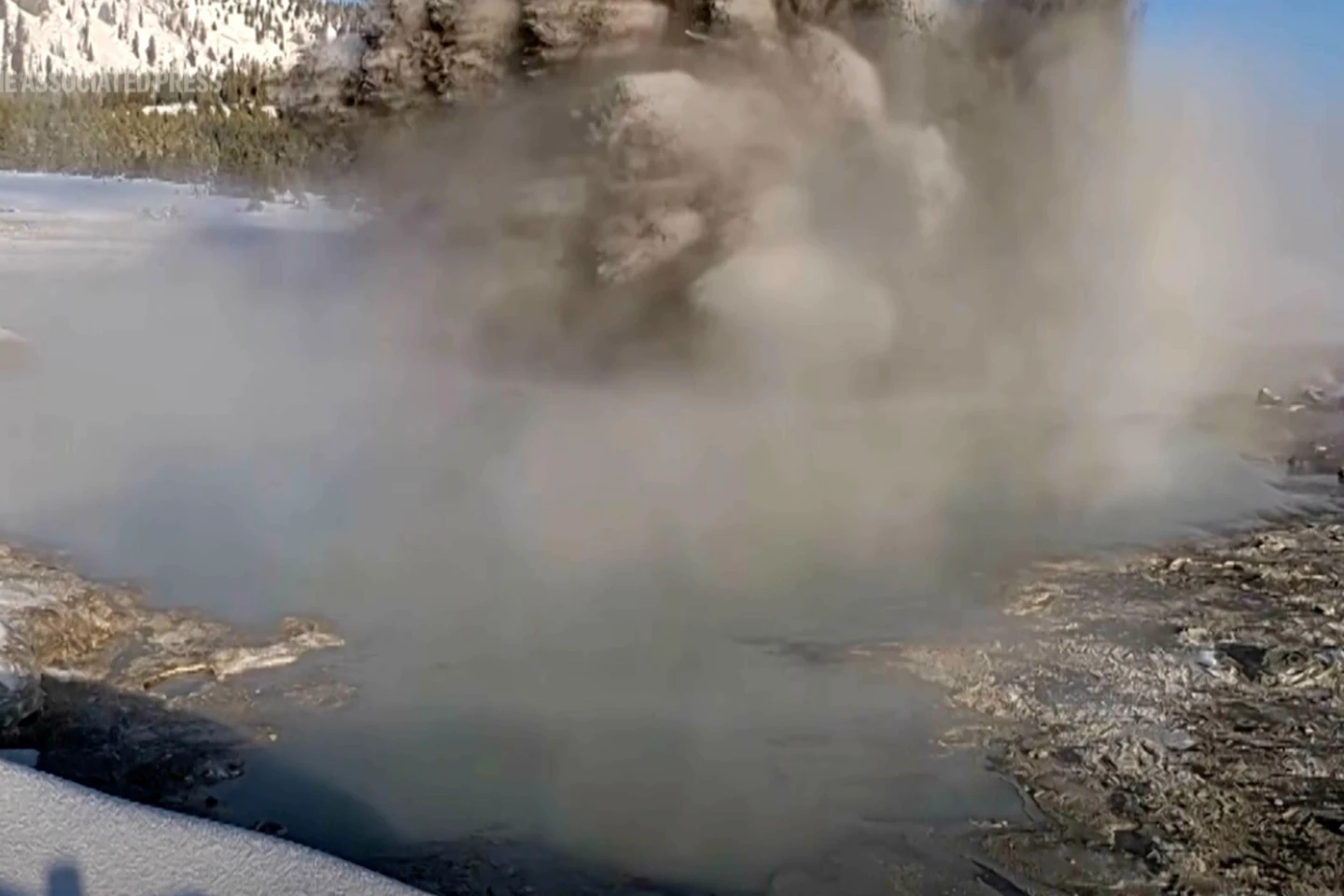 Mud Eruption at Yellowstone's Black Diamond Pool Captivates Visitors