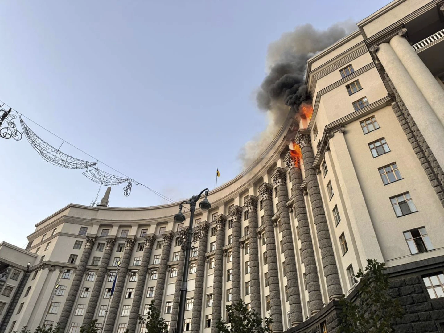 Russia's Largest Aerial Attack Hits Kyiv as Peace Efforts Falter