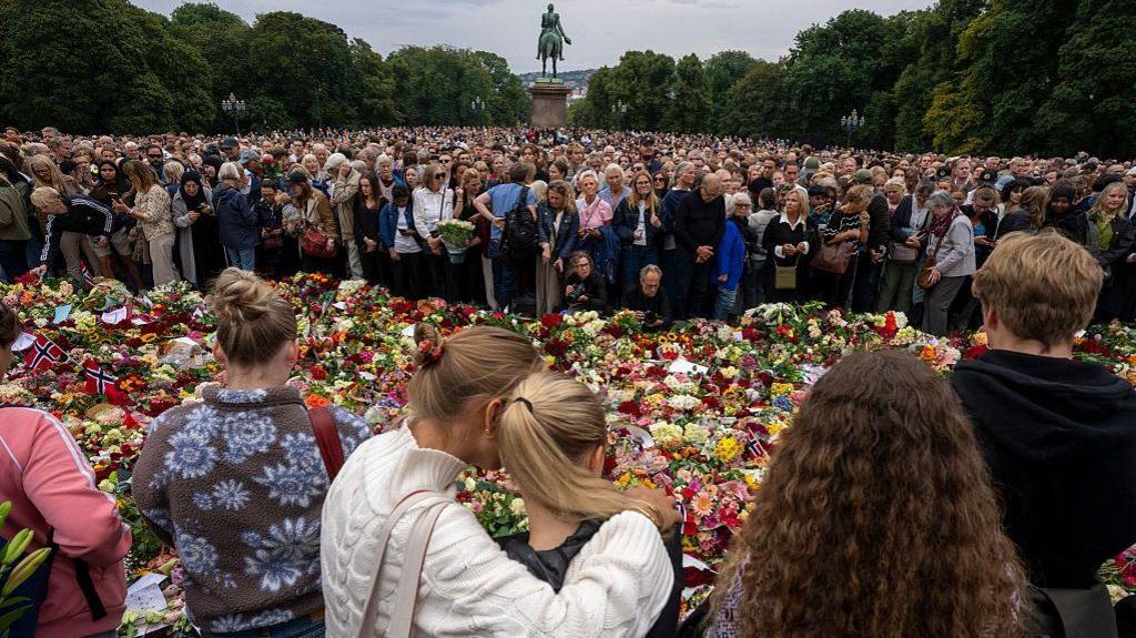 Crowd at Royal Palace in Oslo, mourning King Harald V