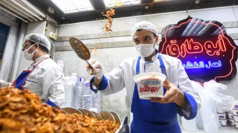 Egypt Implements Early Closing Times for Shops and Restaurants Amid Energy Crisis