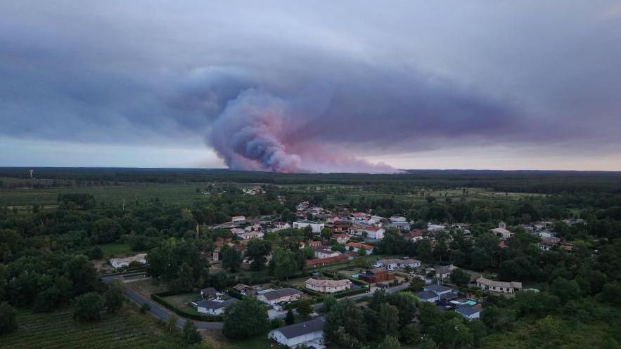 Fire‑Generated Thunderstorms Threaten French Wildfires: Pyrocumulonimbus Clouds in the Wild