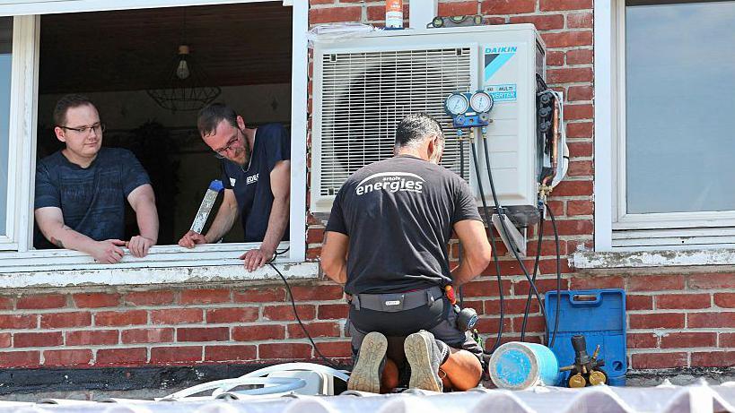 Air‑conditioning sparks a political clash amid France’s hottest day