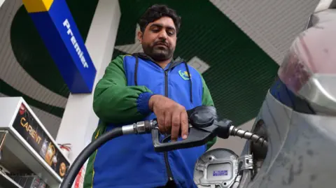Oil Prices Dip as Pakistan Announces US–Iran Strait Deal