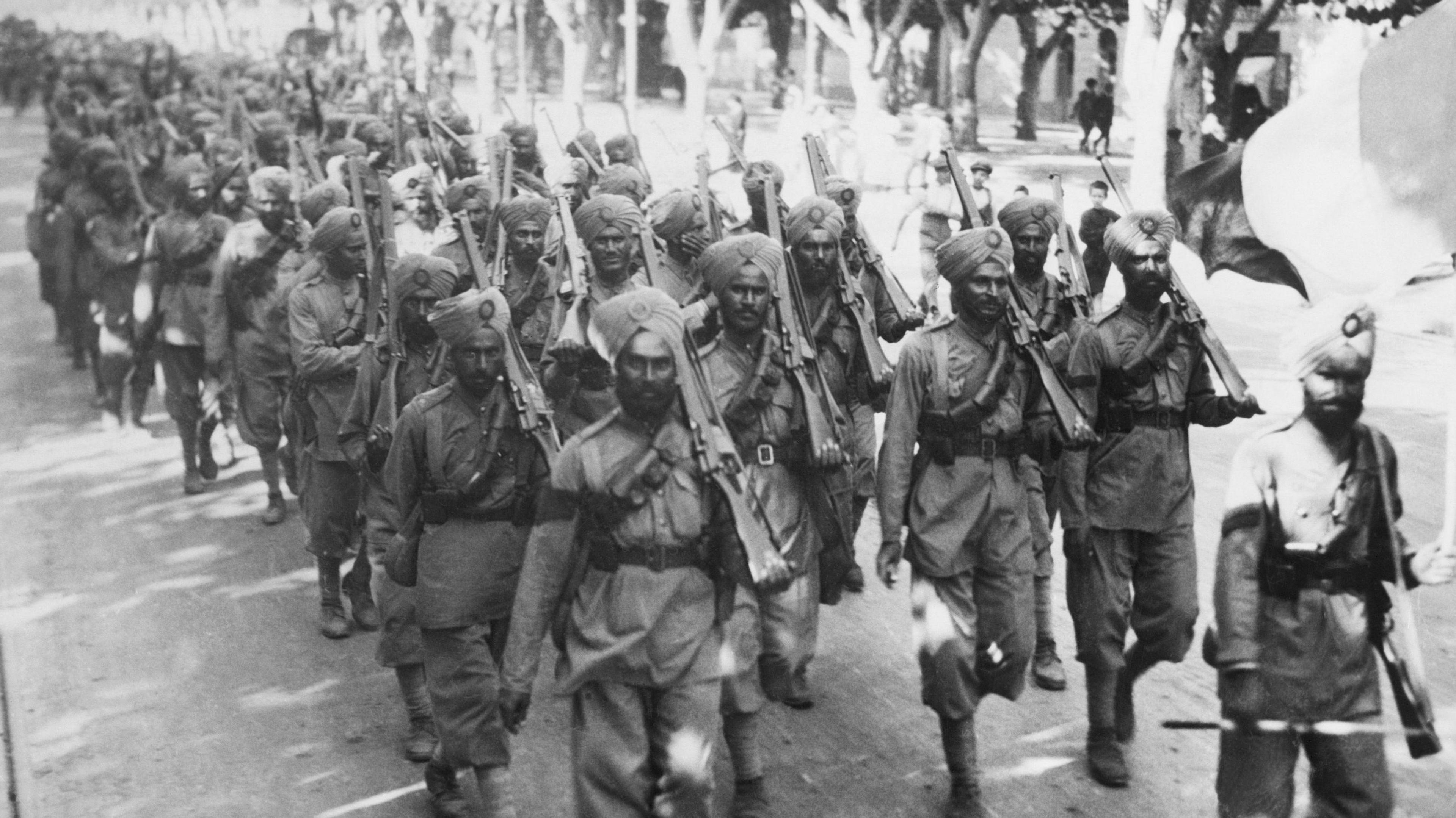 Black and white photo of a large group of Indian troops in WWI