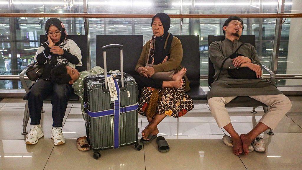 Anak Krakatoa Eruption Forces Hundreds of Flights Off the Ground at Jakarta Airport