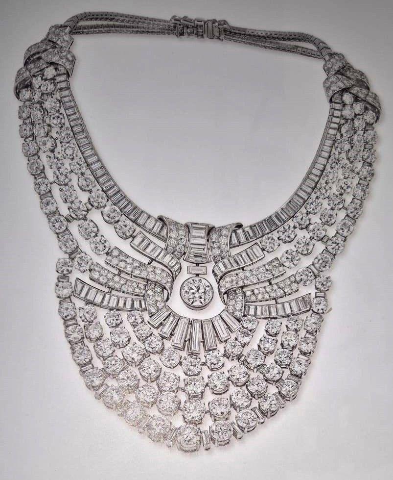 Vienna Museum Robbed of 600-Diamond Necklace in Daylight Heist