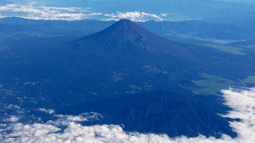 Father Leaves 7‑Year‑Old Son on Mount Fuji, Faces Police Reprimand