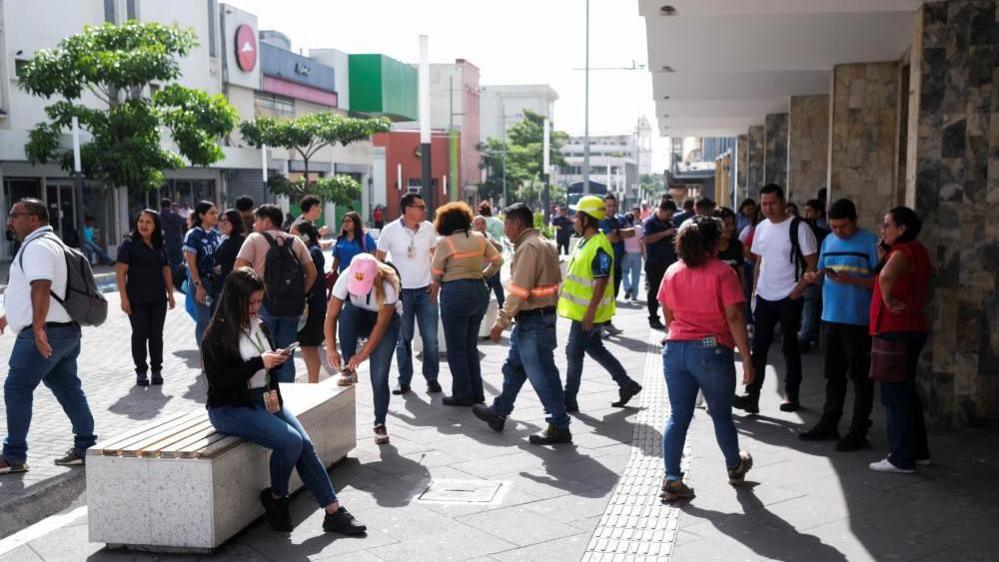 Evacuation of a building in El Salvador